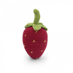 La fraise hochet en crochet pour bébé en coton bio
